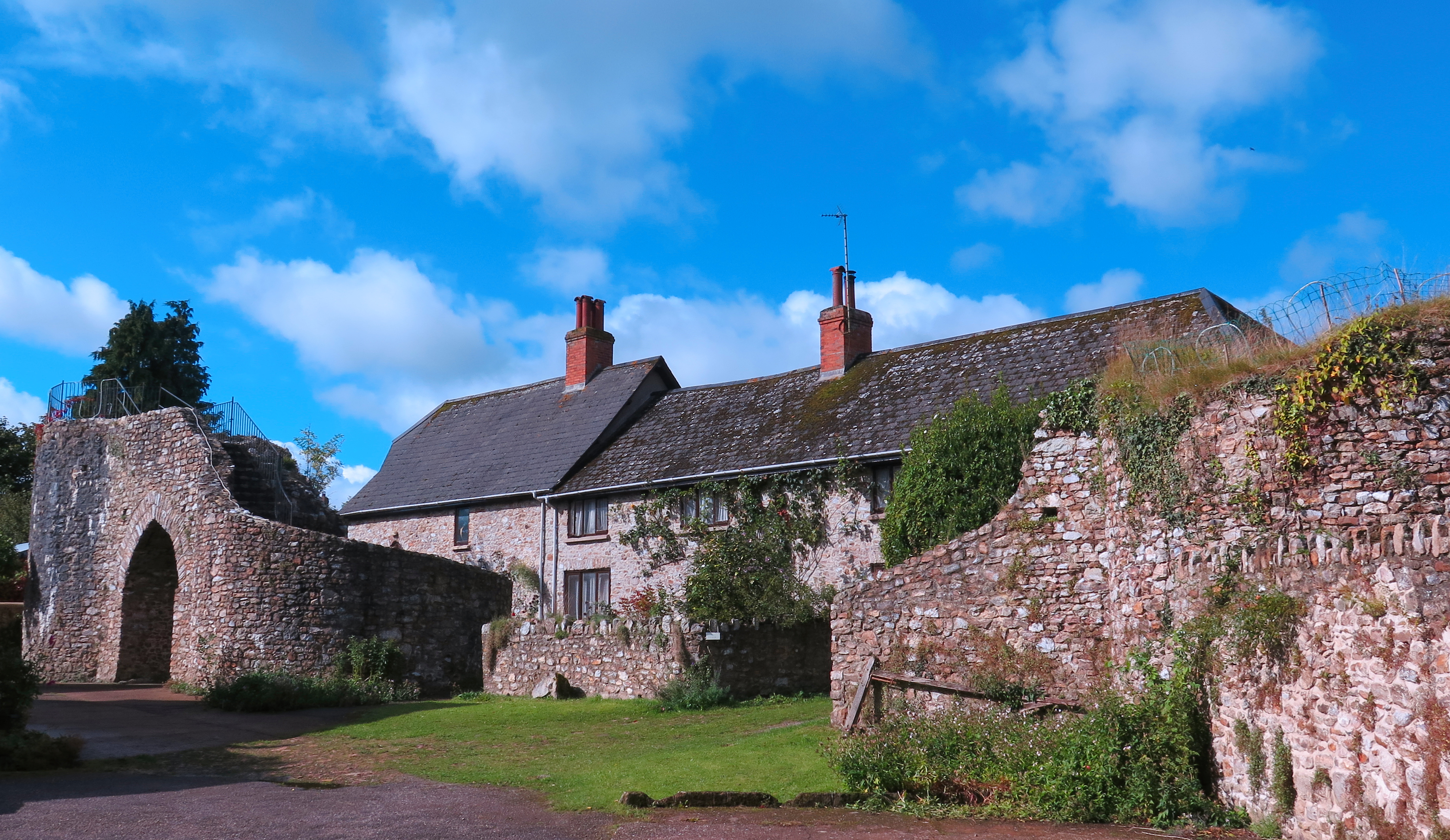 The ruins of Hemyock castle next to a house